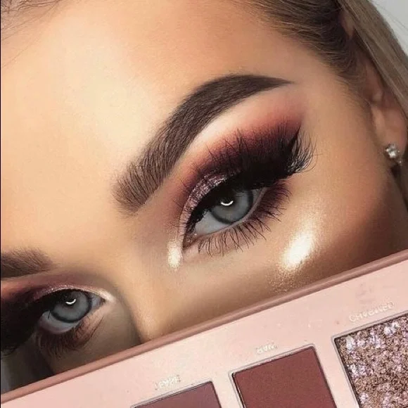 HUDA BEAUTY Nude Eyeshadow Palette with Pink and Gold Shades - Picture 13 of 14